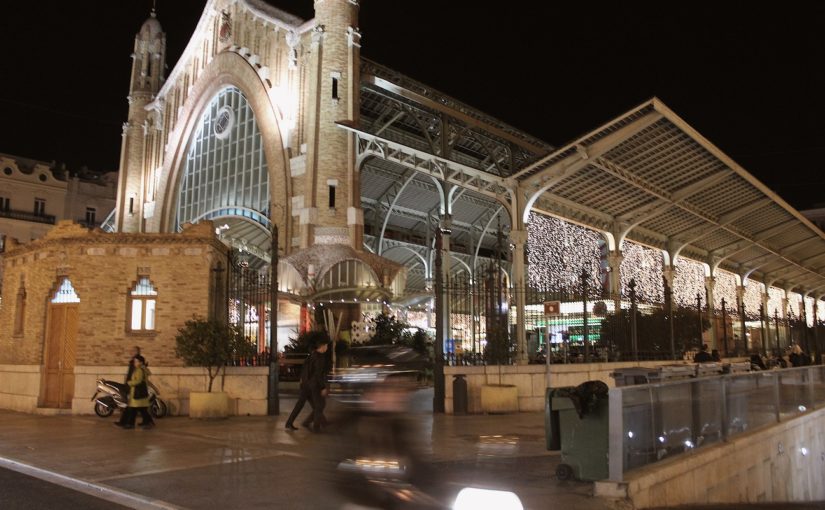 SINMAS VISTE DE NAVIDAD EL EMBLEMÁTICO MERCADO DE COLÓN