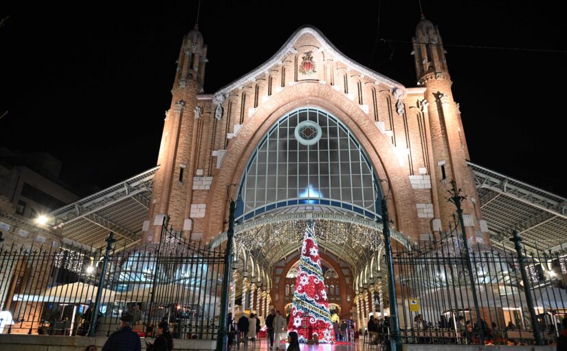 Mateo Climent Studio ilumina el Mercado Colón con un mensaje de solidaridad esta Navidad