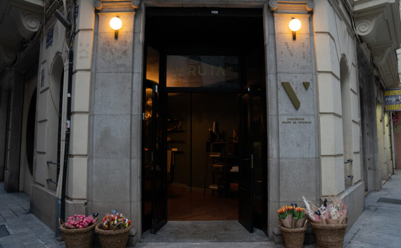 VIRUTA LAB INAUGURA LA PRIMAVERA EN SU SHOWROOM CON UN JARDÍN EFÍMERO